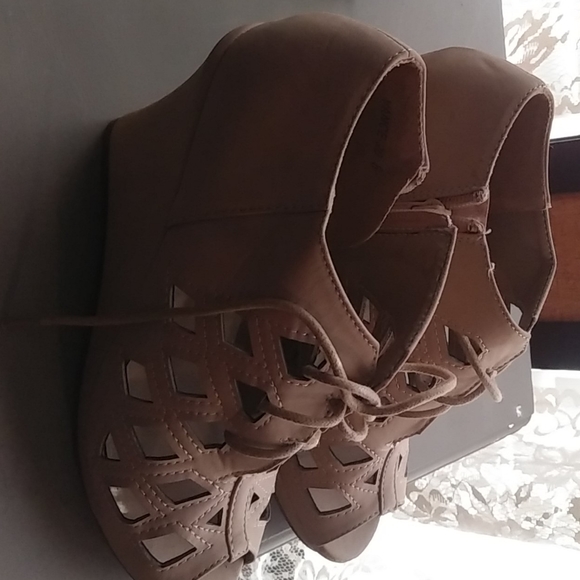 Tan Tie Wedges - Picture 2 of 4